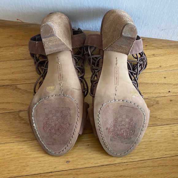 VINCE CAMUTO | EVEL LEATHER SANDAL D171 - Picture 4 of 4